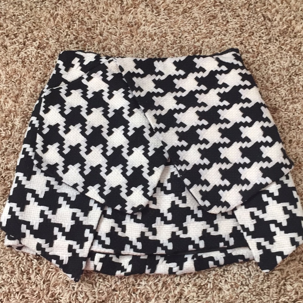 NWOT Houndstooth envelope skirt